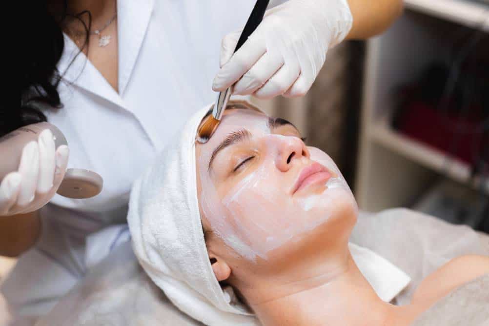 Peeling químico - o que é? Benefícios e cuidados! - AC Clínica ...